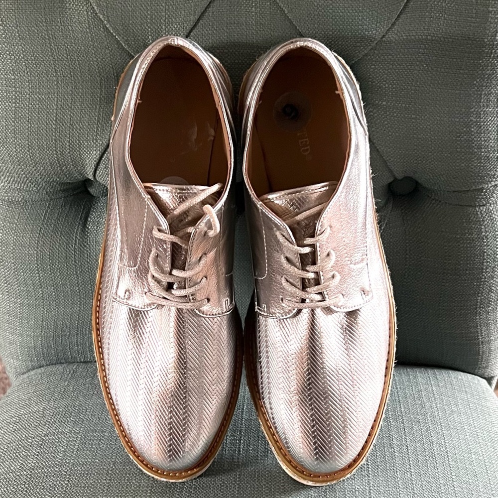 Wanted Women’s Oxfords Silver Size 9 Good Condition